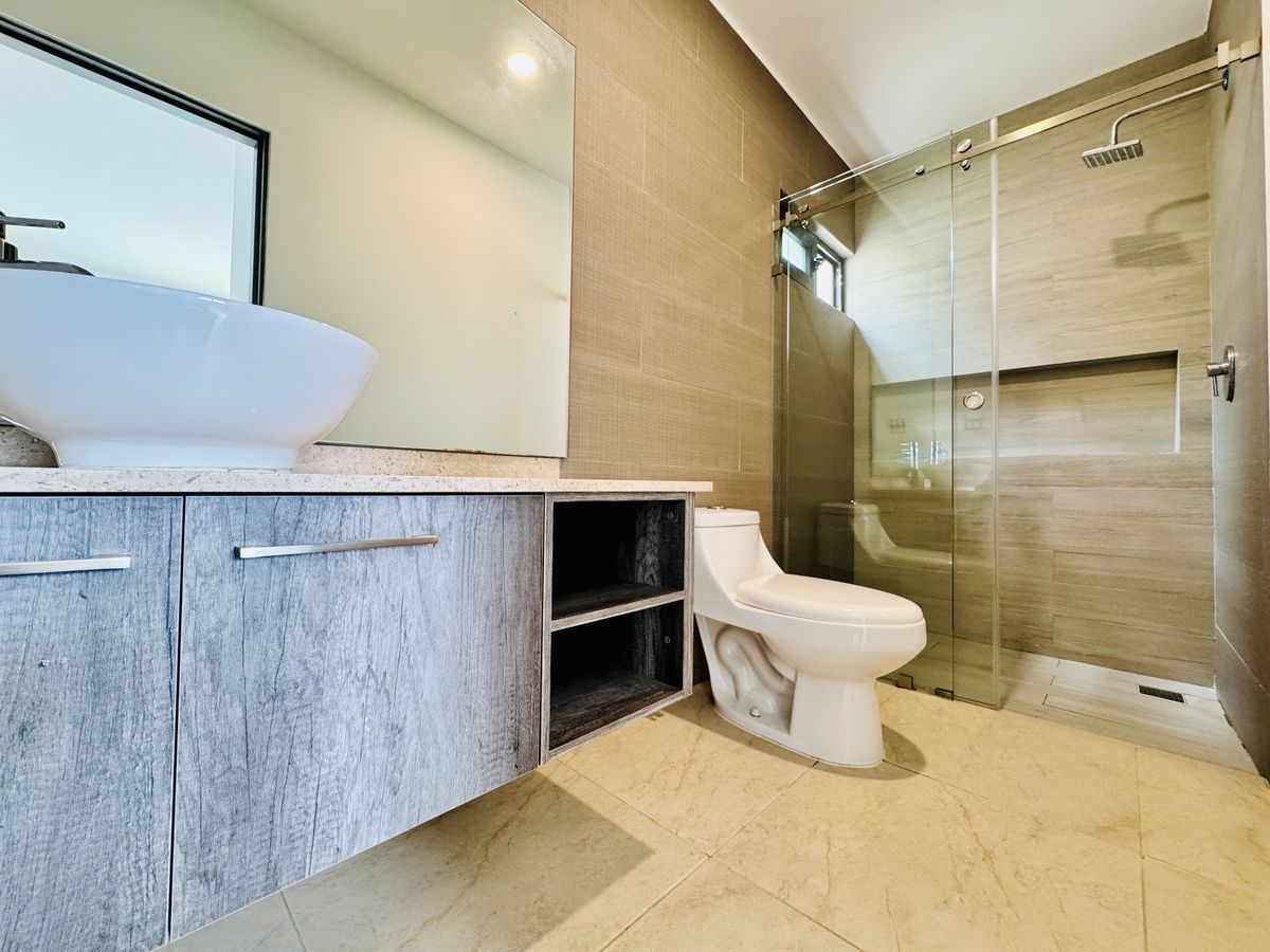 37 de 37: Baño privado de suite B
