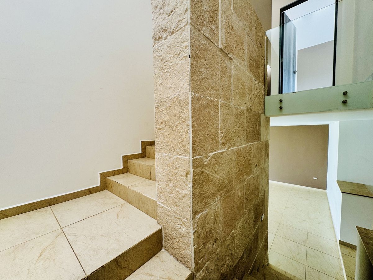 23 de 37: Muro decorativo con cantera Galarza en escalera