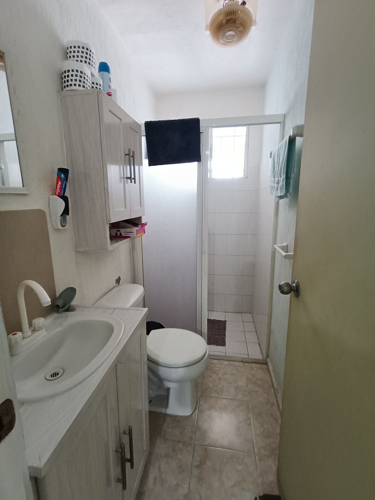4 of 17: Baño completo con mueble de baño