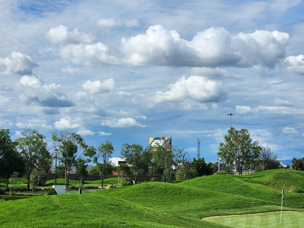 1 of 3: Vista al campo de golf