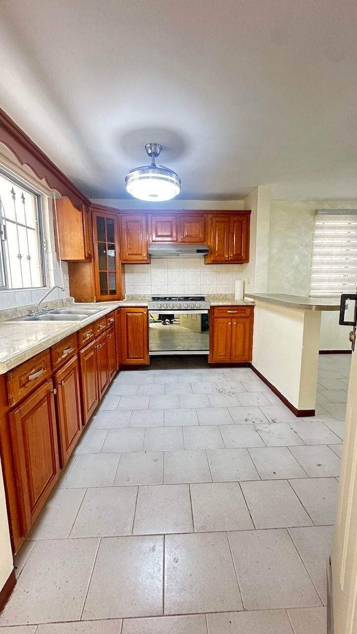 1 of 11: Cocina con estufa nueva y lámpara con bocina