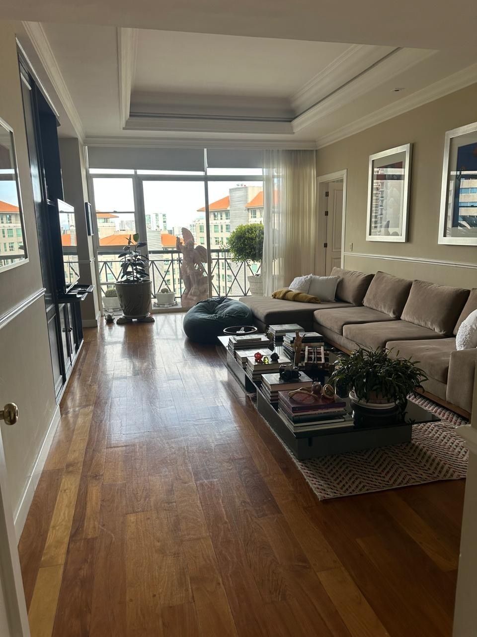 2 of 28: FAMILY ROOM VISTA HACIA TERRAZA