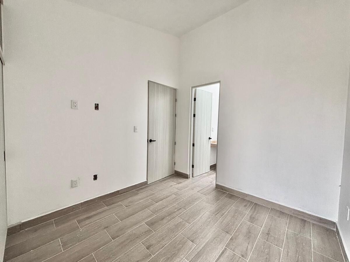 14 de 30: Recam Ppal con clóset y baño completo.