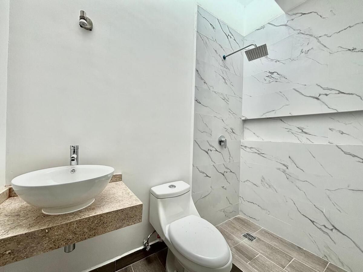 15 de 30: Baño completo en rec. Ppal .