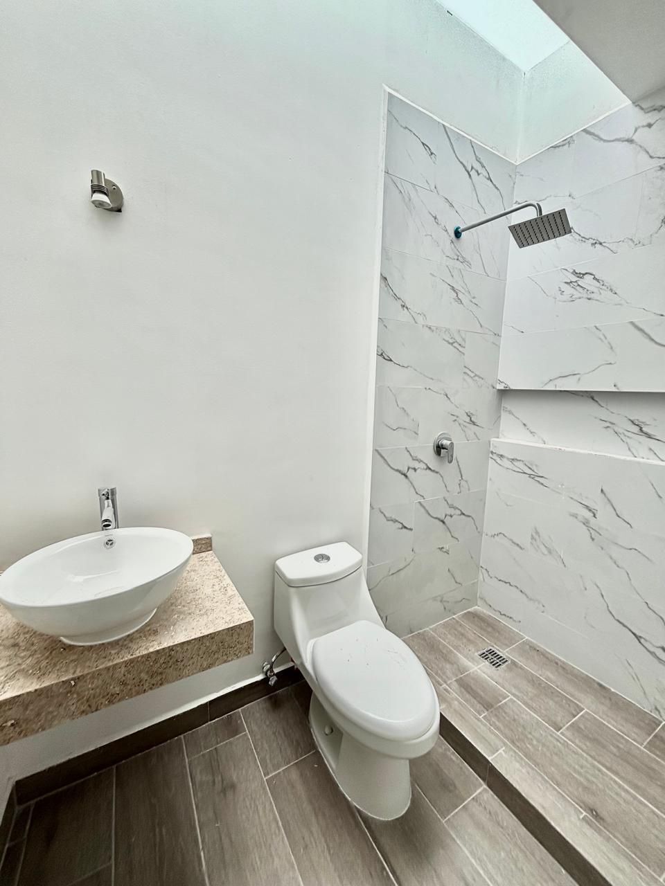 17 de 30: Baño completo que comparten Recam. Secundarias .