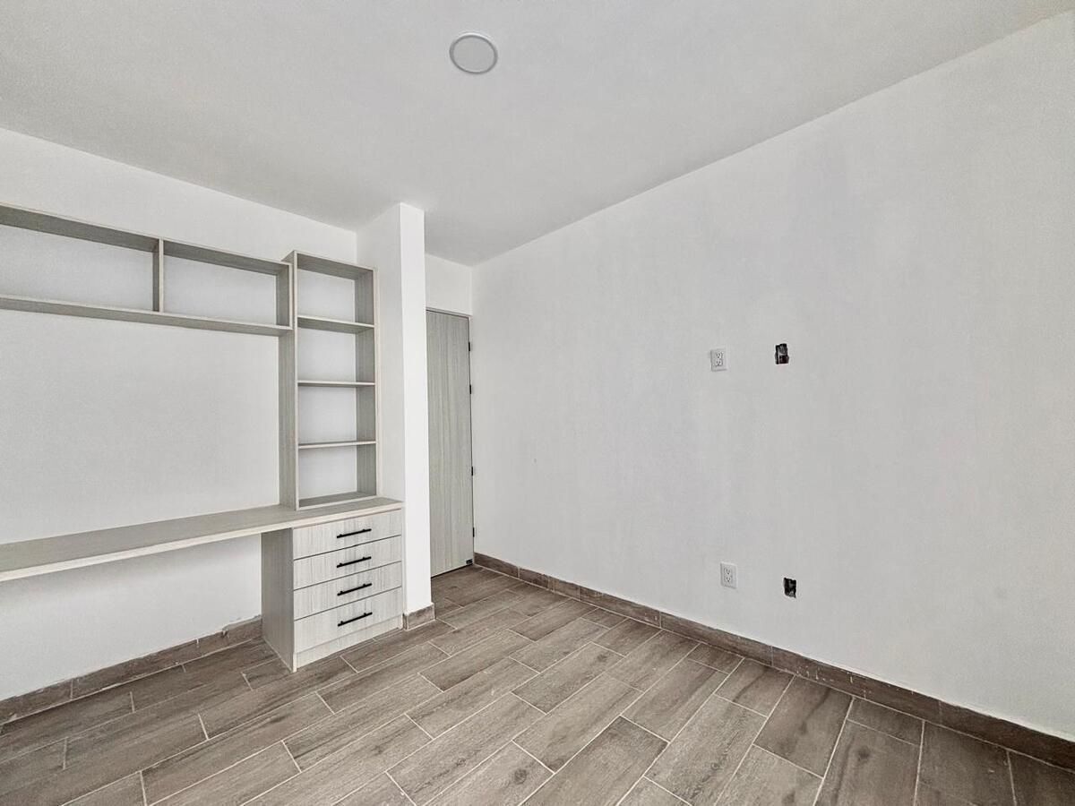 19 de 30: Recámara secundaria con vista a patio trasero