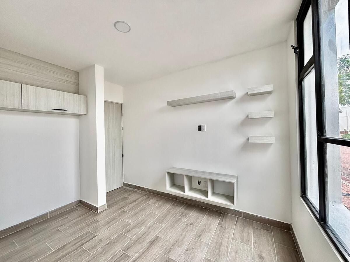 22 de 30: Recámara secundaria con clóset  Con vista a calle .