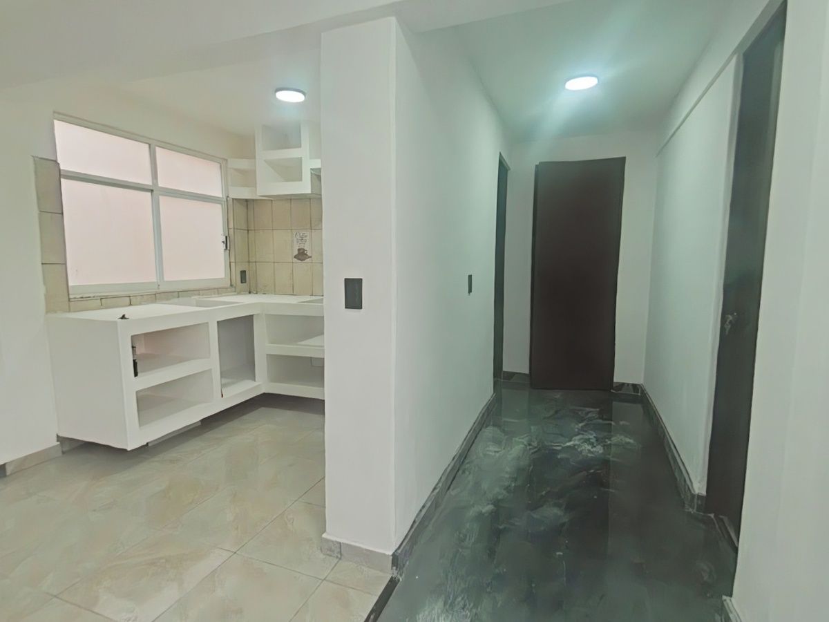 5 de 13: Pasillo a recamara principal, cuarto de lavado y Baño