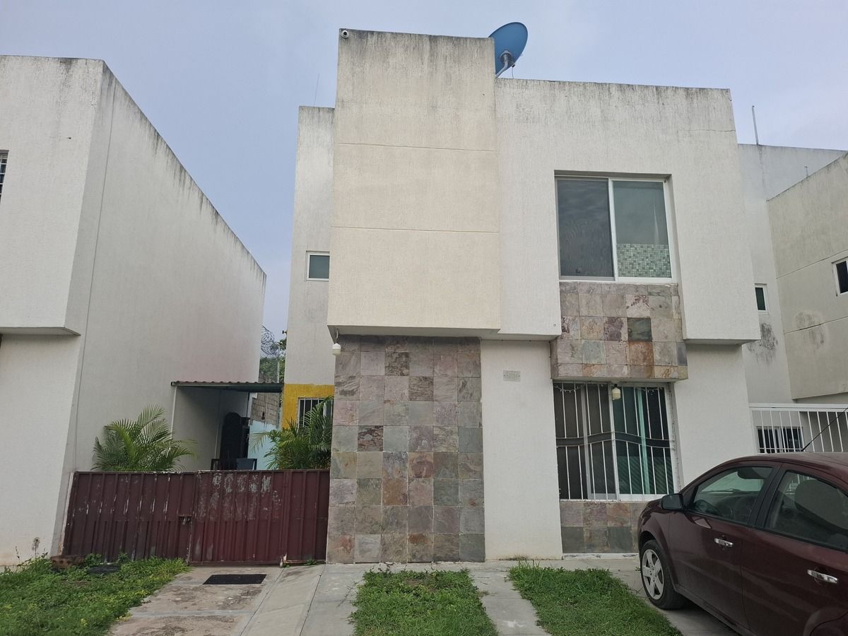 1 of 32: Fachada y garage