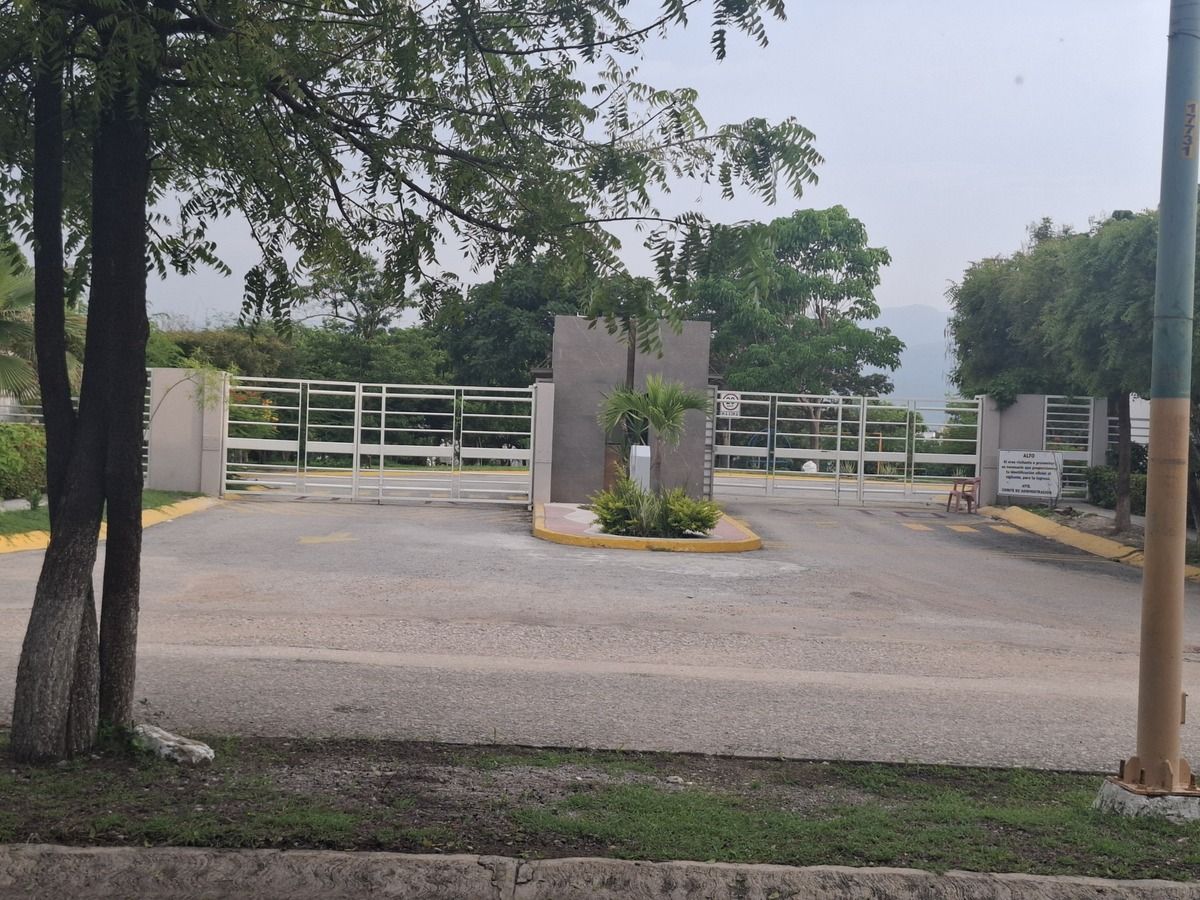 5 of 32: Entrada al closter 3
