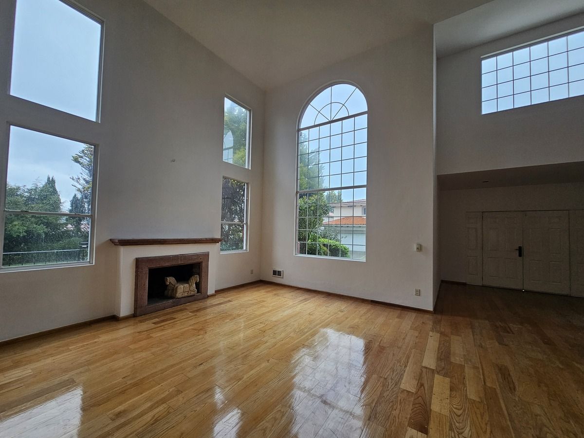 2 of 24: Sala con doble altura y chimenea