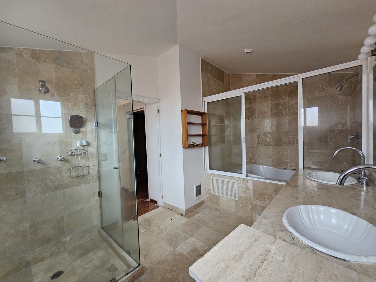 18 of 24: baño principal