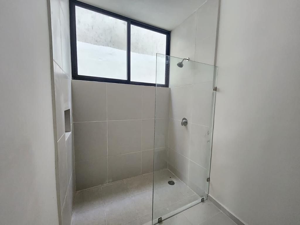 10 de 33: Baño Principal, Planta Baja