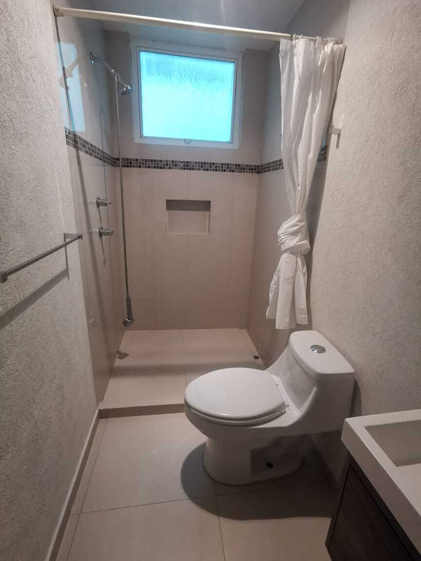 13 of 17: Baño Principal