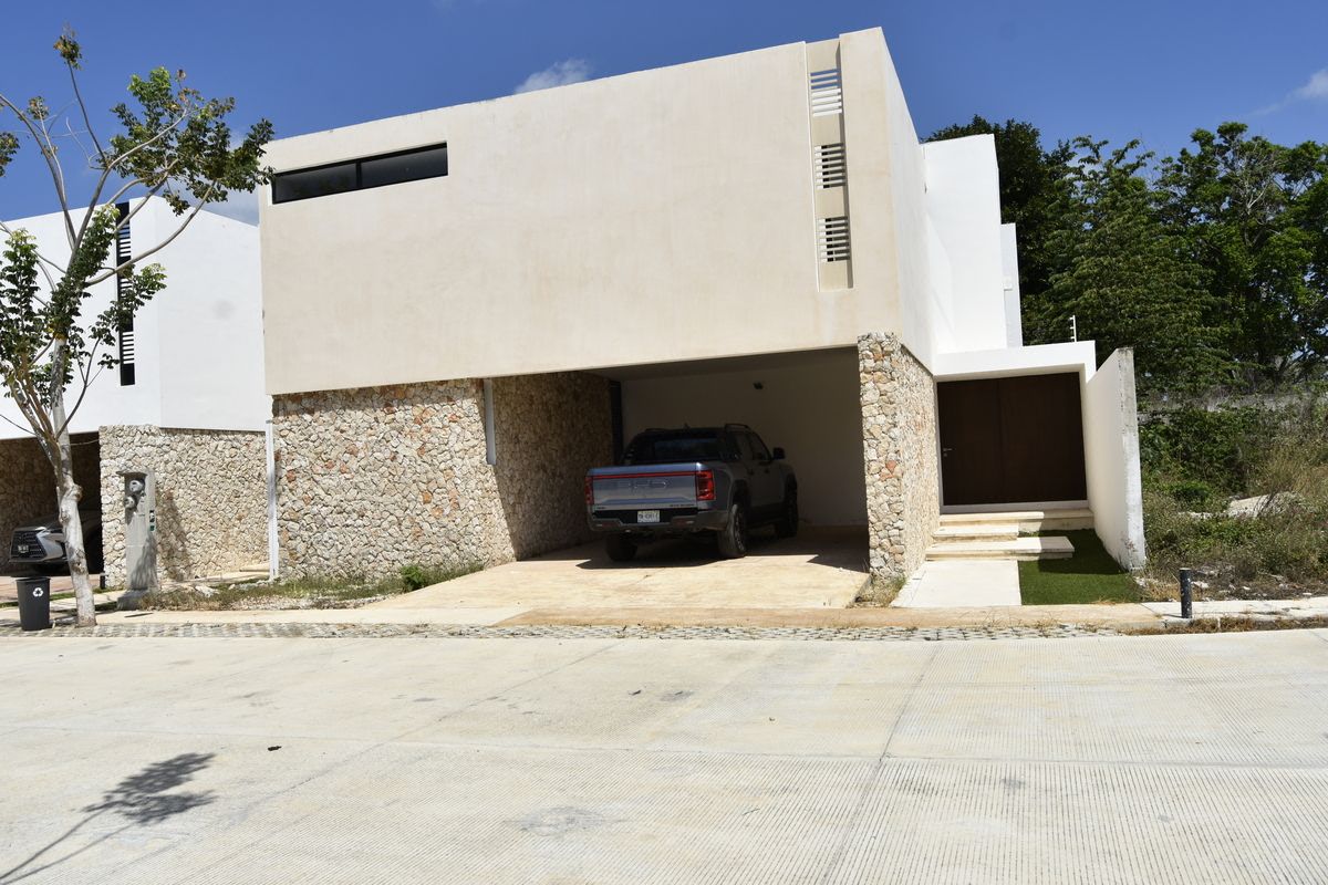Casa en Venta de Entrega Inmediata en Privada Kinish. Cholul, Mérida