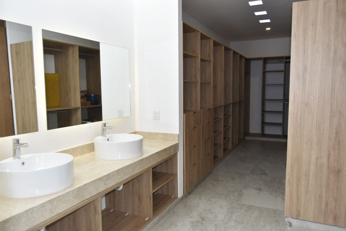 10 de 15: Baño y Closet Habitación Principal