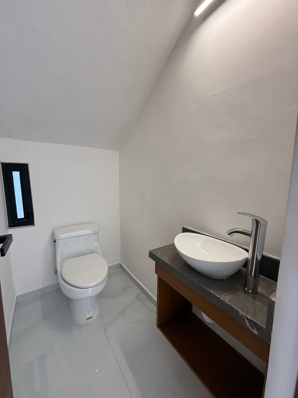 6 de 18: Medio Baño