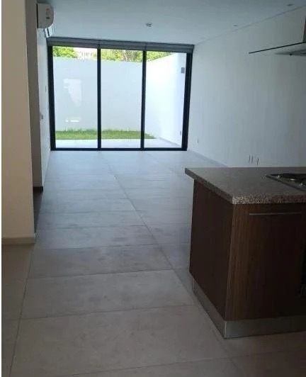 Área comedor y sala con terraza y jardín