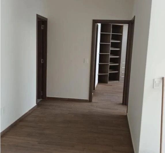 Distribuidor a recámara principal y baño de visitas