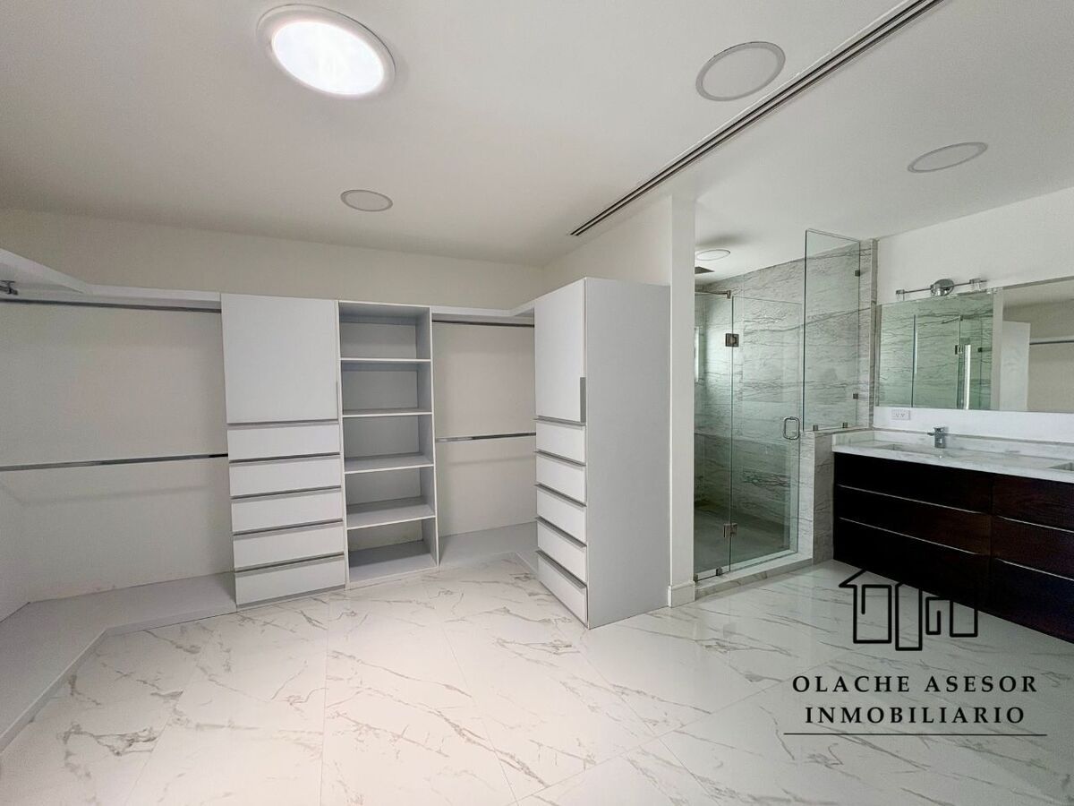 14 of 20: WALKING CLOSET