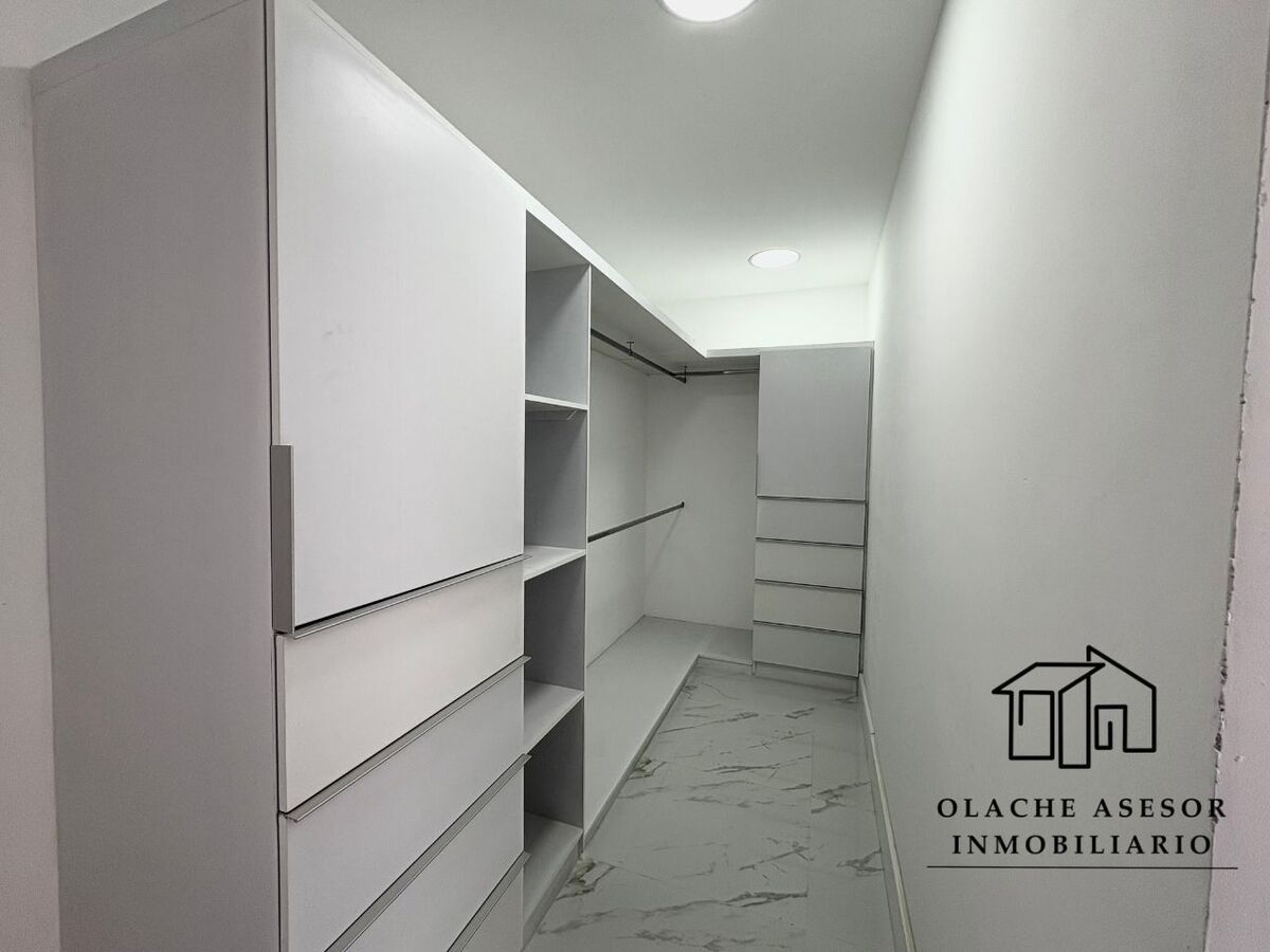 17 of 20: WALKING CLOSET RECAMARA SECUNDARIA