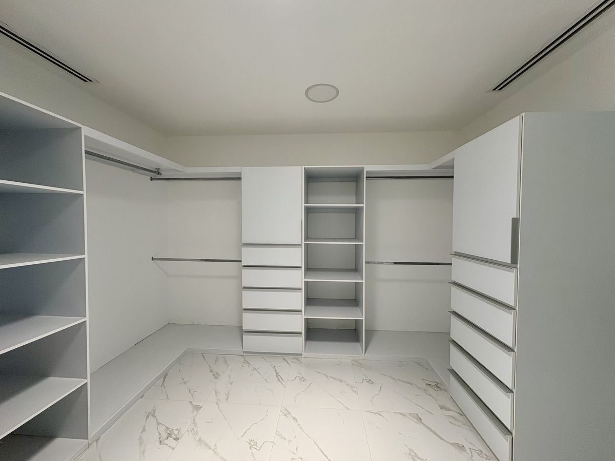 20 of 20: WALKING CLOSET