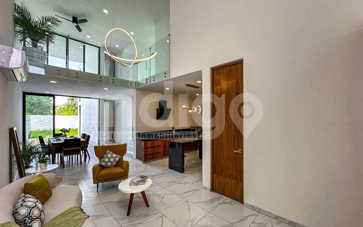 4 of 47: Sala con Techos a Doble Altura
