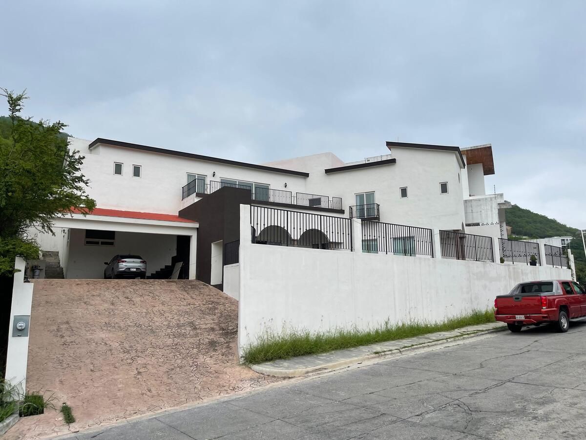 1 of 20: Fachada principal
