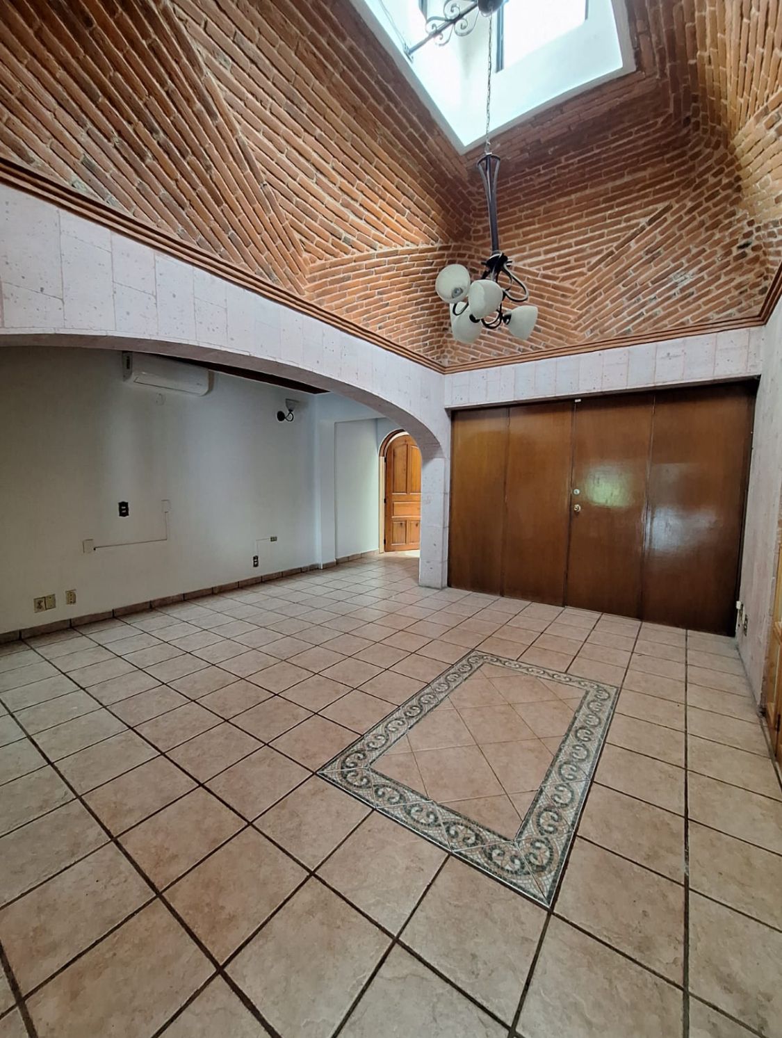 3 of 17: Sala