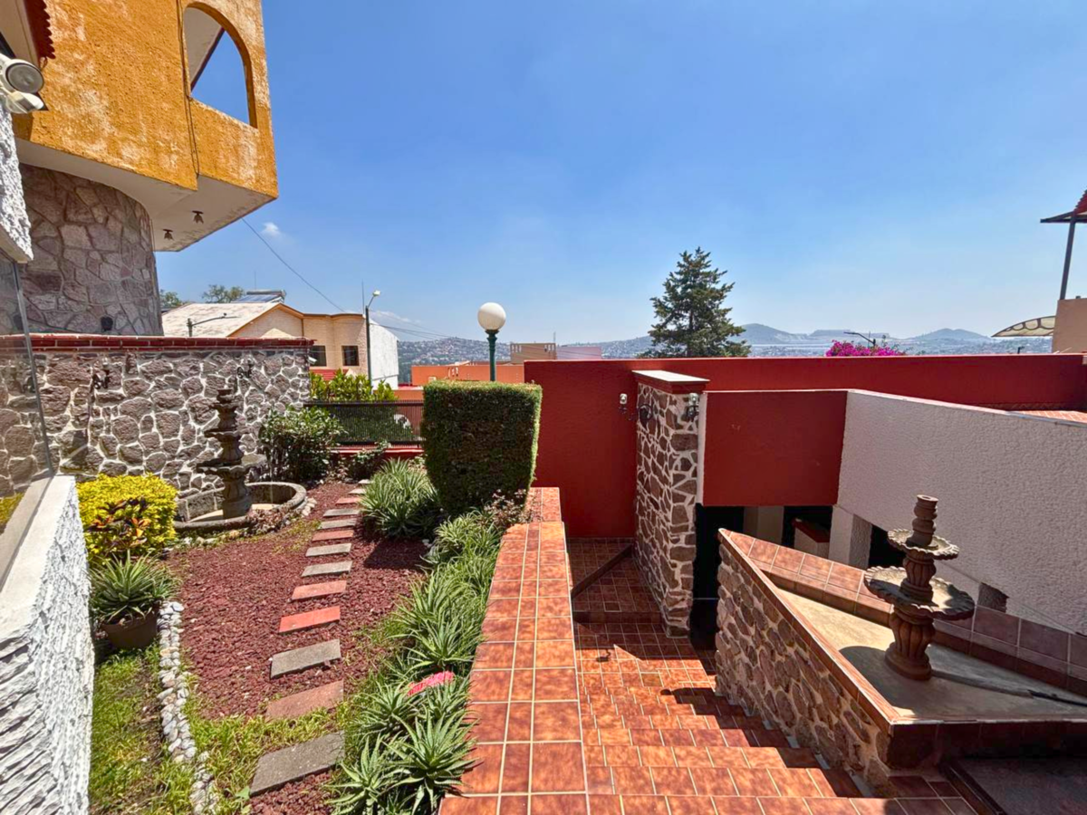 5 de 30: JARDÍN DELANTERO Y FUENTE