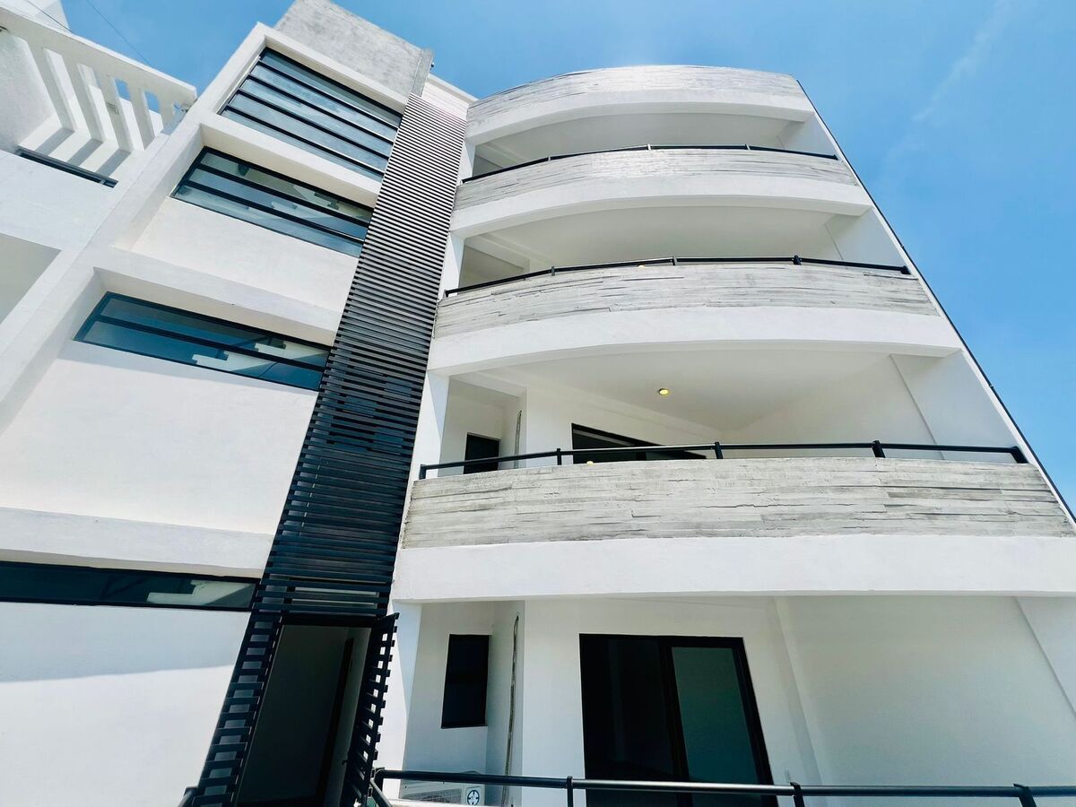 1 of 15: Fachada