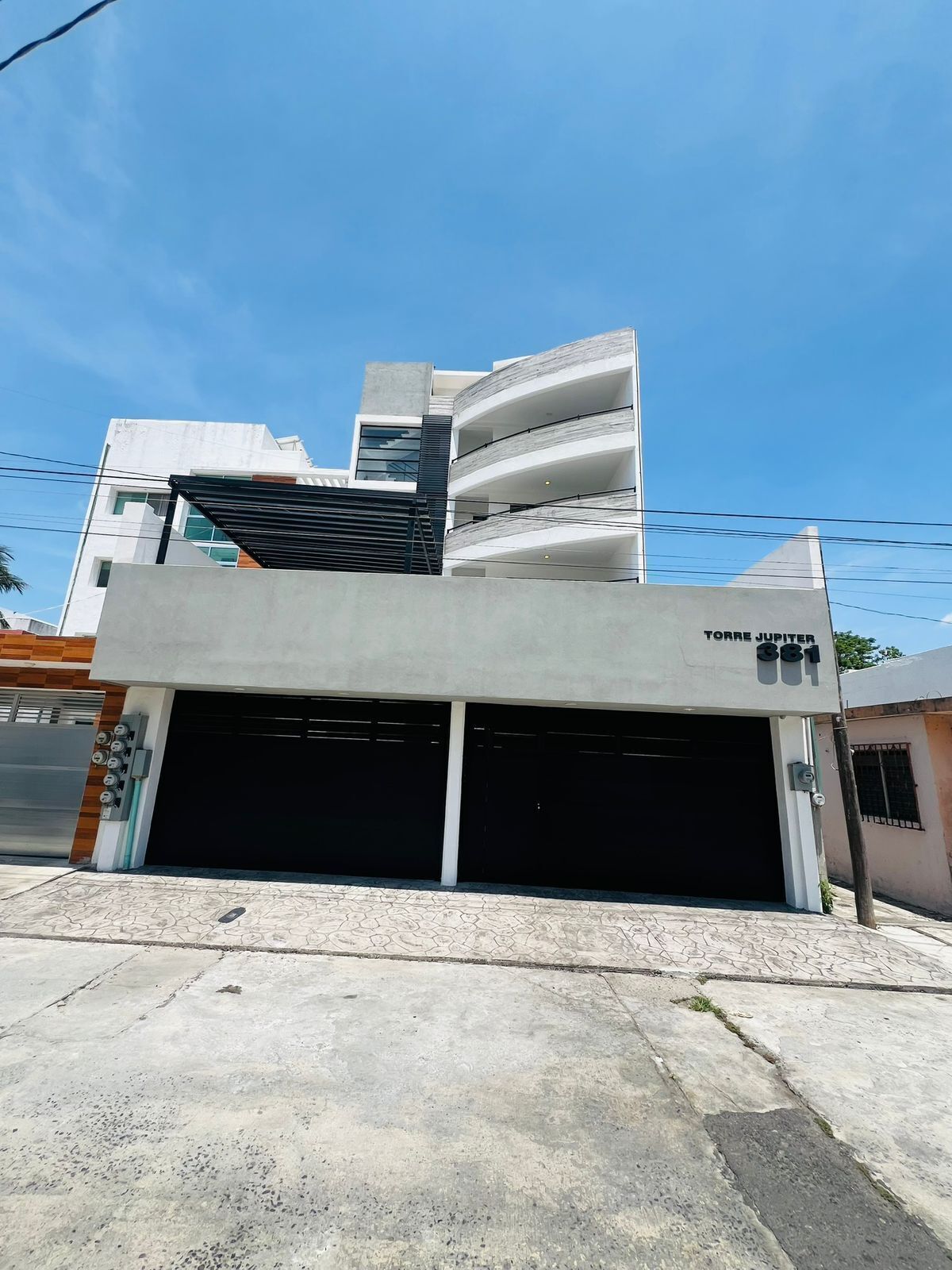 2 of 15: Portón Eléctrico