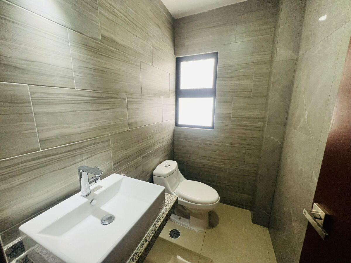 4 of 15: Medio baño