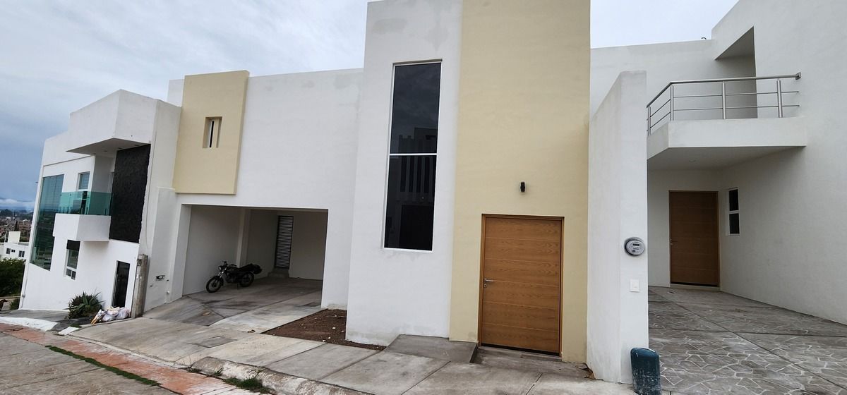 1 of 22: Fachada