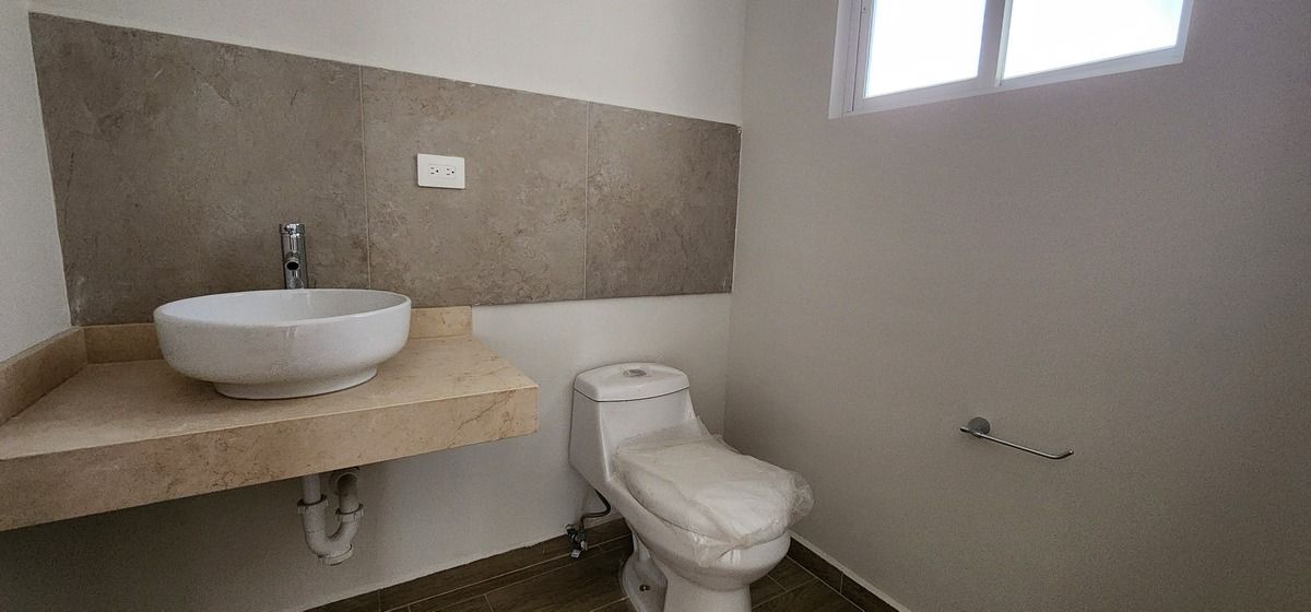 5 of 22: Medio Baño Planta Baja