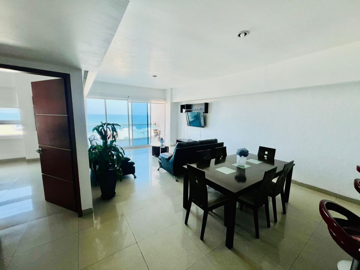 3 of 11: comedor y sala con terraza con vista al mar