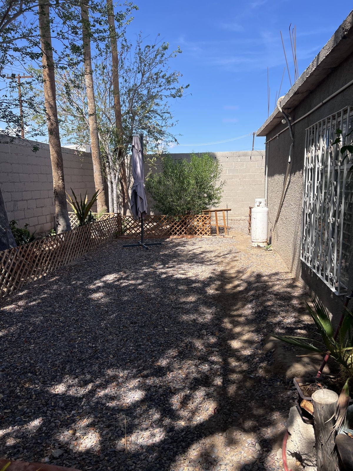2 of 11: Patio frontal