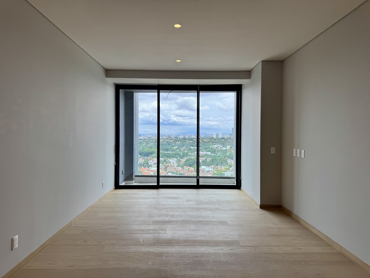 2 of 18: Departamento en renta en Landmark Reserve