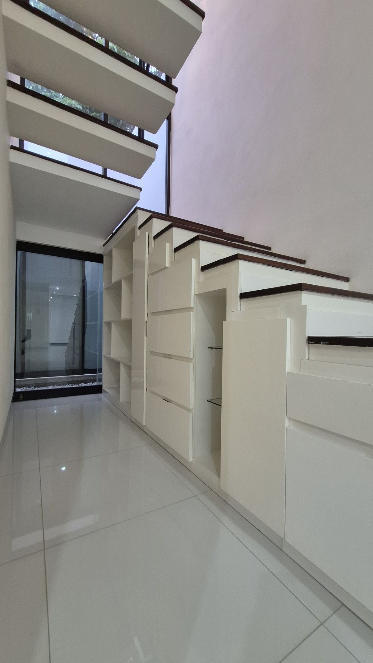 11 de 32: Escaleras con amplio espacio para guardar articulos