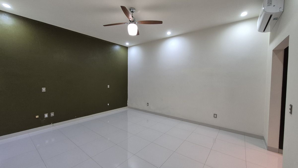 13 de 32: Recamara principal con ventilador y aire acondicinado