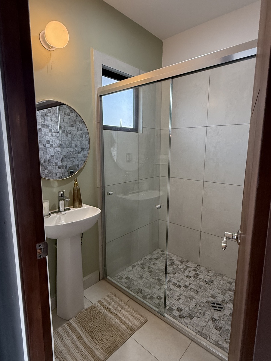 3 de 34: Baño completo en 1er nivel