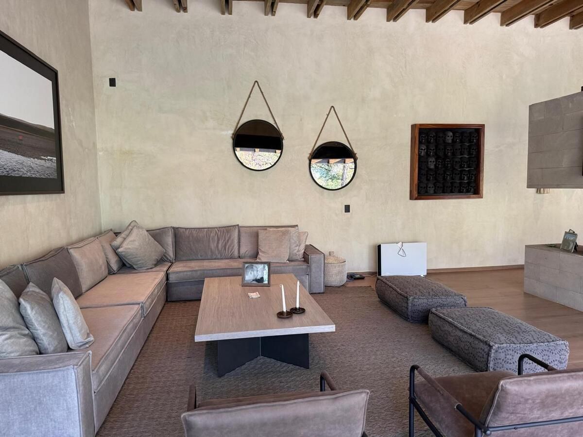 4 of 22: Sala