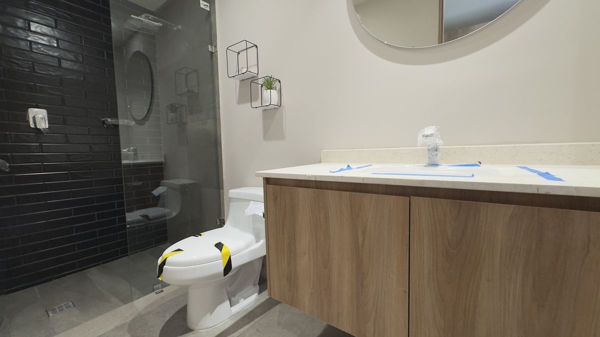 12 of 17: Baño 2