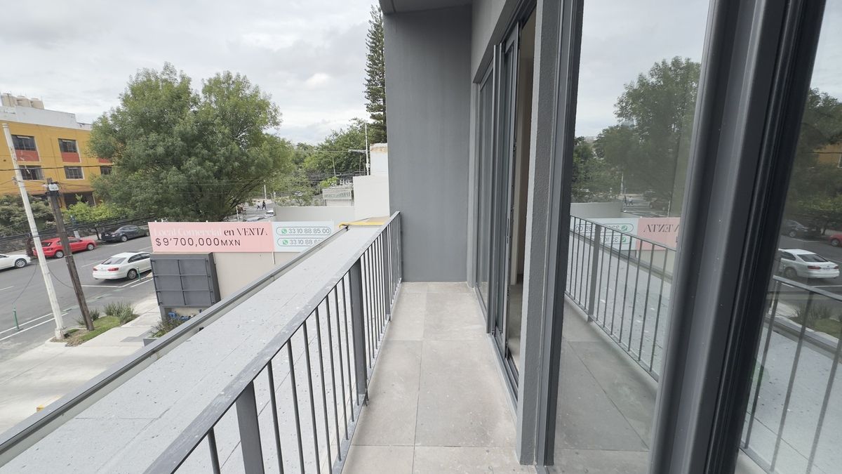 8 of 17: Balcon