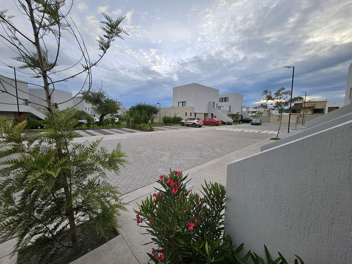 2 de 27: Estacionamiento de visitas y área verde