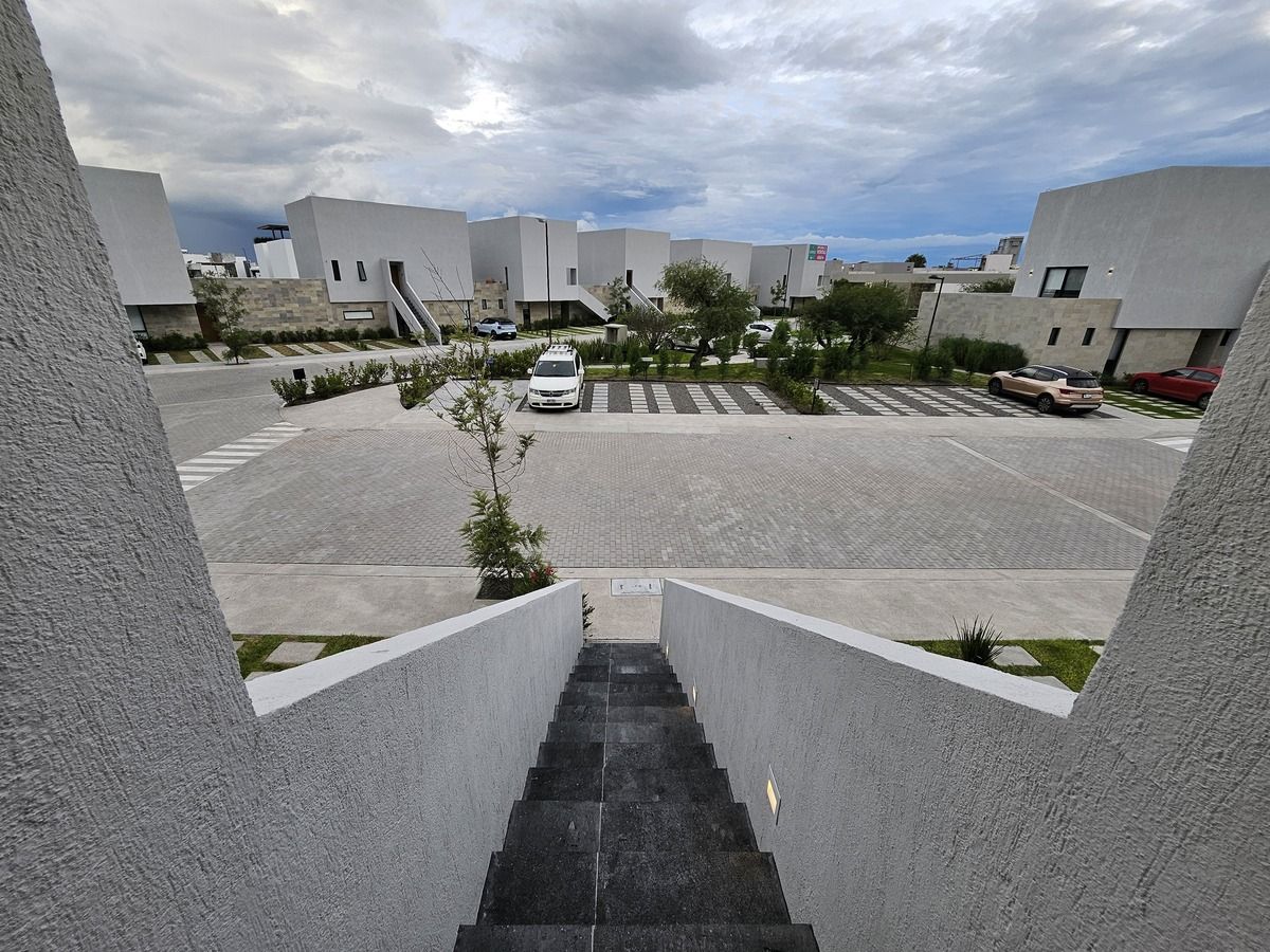 23 de 29: Vista desde la puerta principal