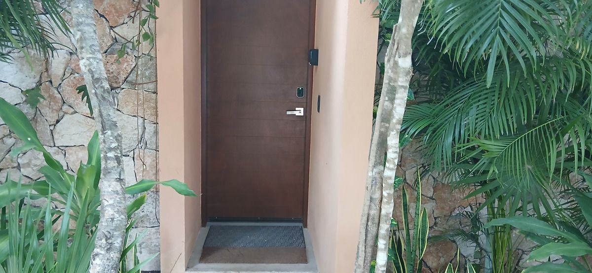 2 de 50: Tulum home entrance with lush tropical surroundings.
