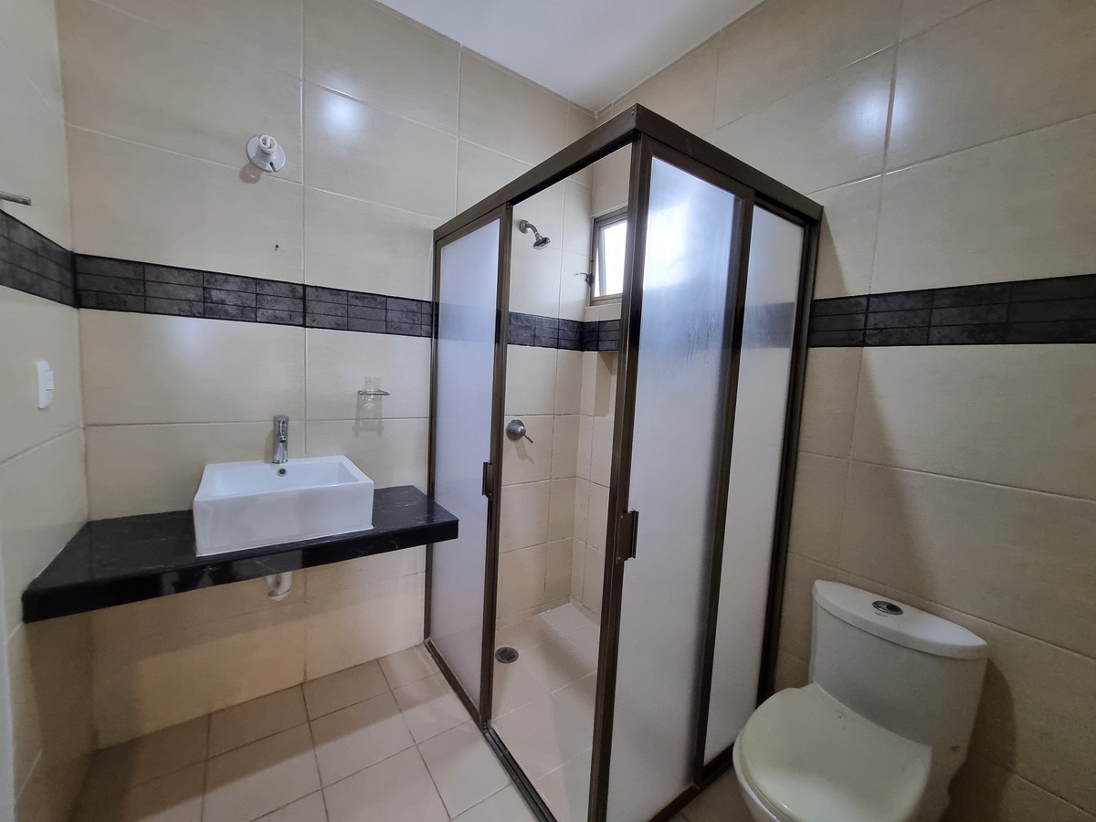 7 de 16: Baño Habitación pb