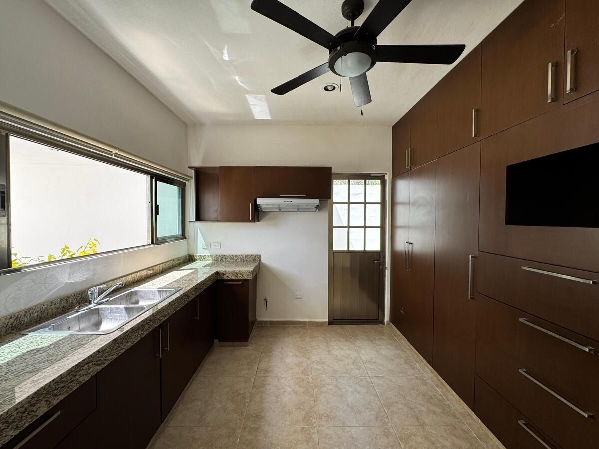 4 de 47: cocina con amplia alacena