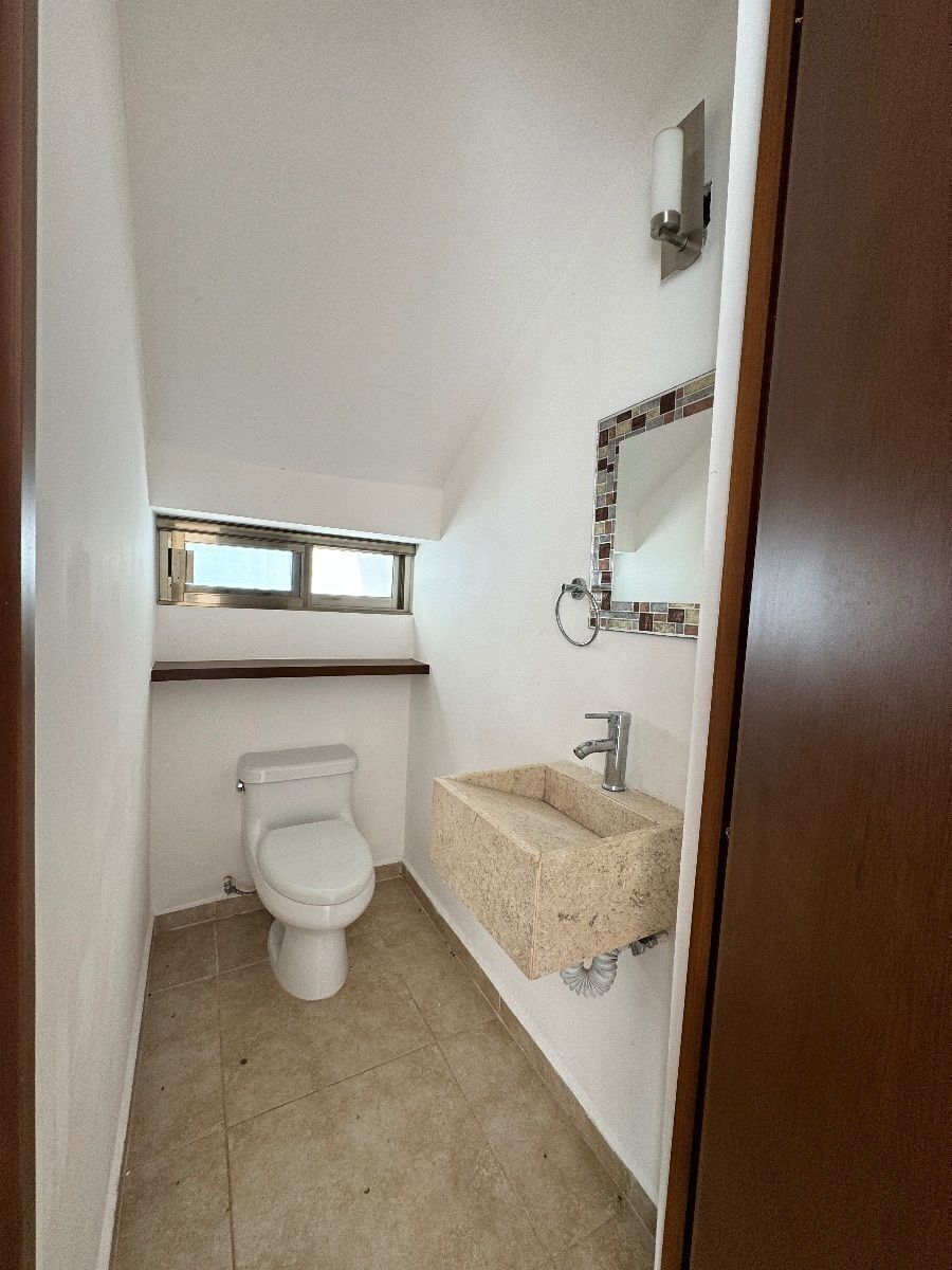 7 de 47: medio baño de visitas